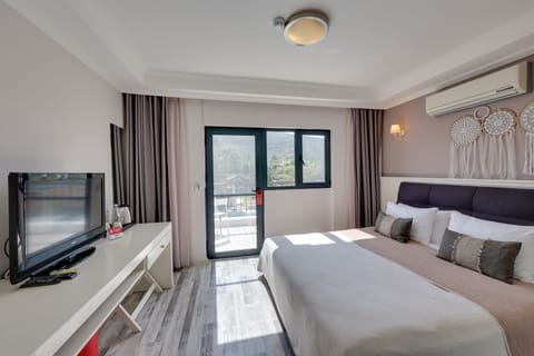 Deluxe Room, Pool View, Poolside | Free minibar items, in-room safe, free WiFi, bed sheets
