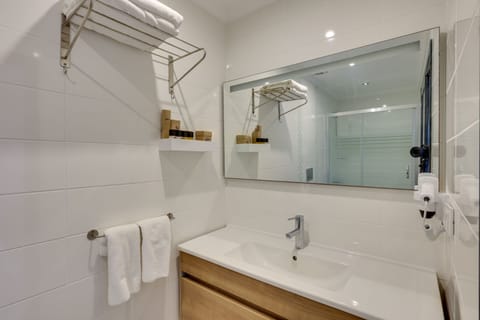 Deluxe Room | Bathroom | Free toiletries, hair dryer, slippers, towels