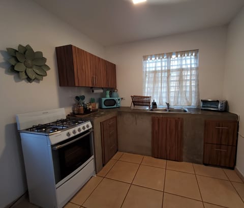 Basic Studio Suite | Private kitchen | Fridge, microwave, oven, stovetop