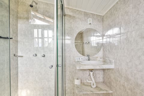 Suite Luxo Triplo | Bathroom | Shower, towels, soap, shampoo