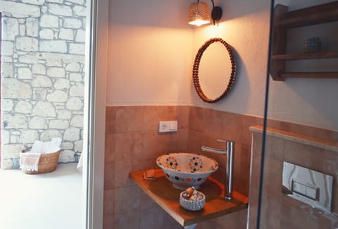 Family Room | Bathroom | Shower, rainfall showerhead, free toiletries, hair dryer