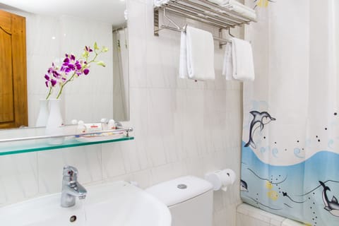 Exclusive Twin Room | Bathroom | Combined shower/tub, deep soaking tub, designer toiletries, hair dryer