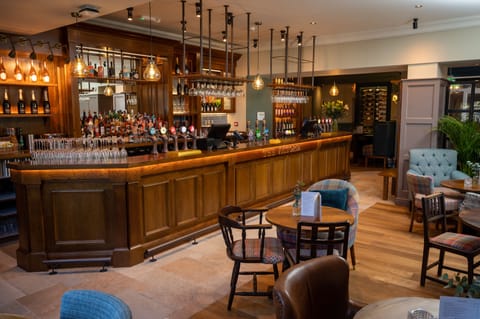 Serves breakfast, lunch, and dinner