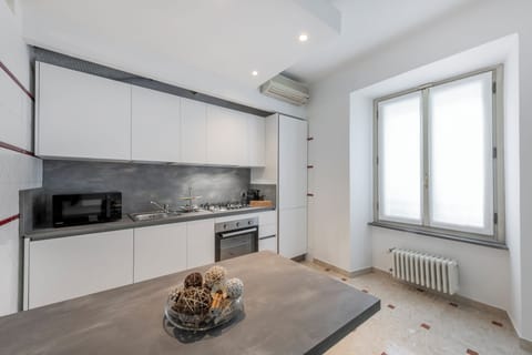 Suite Chopin ( Via De Amicis 22 ) | Private kitchen | Fridge, microwave, espresso maker, coffee/tea maker