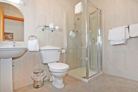 Comfort Twin Room | Bathroom | Shower, free toiletries, hair dryer, towels