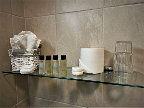 Comfort Triple Room | Bathroom | Shower, free toiletries, hair dryer, towels