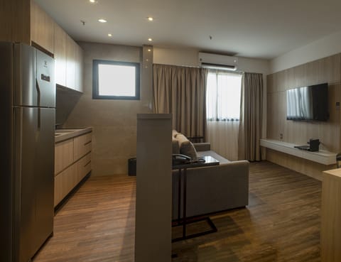 Deluxe com Varanda | Private kitchen | Fridge, microwave, espresso maker, cookware/dishes/utensils