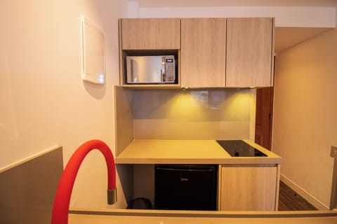 Superior com Varanda | Private kitchen | Fridge, microwave, espresso maker, cookware/dishes/utensils