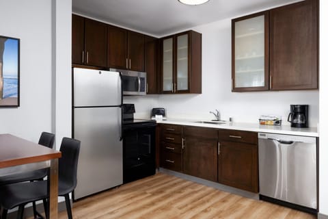 Fridge, microwave, stovetop, dishwasher