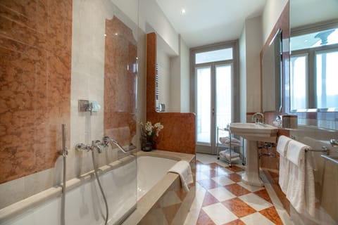 Junior Suite, Lake View | Bathroom | Free toiletries, hair dryer, towels