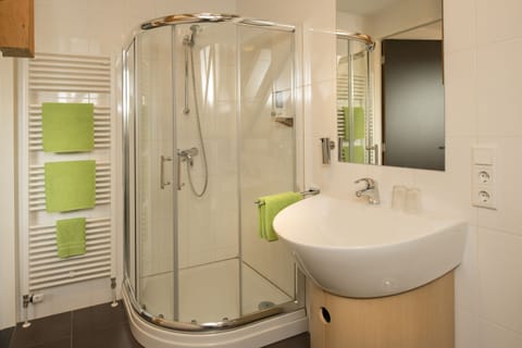 Double Room | Bathroom | Shower, rainfall showerhead, free toiletries, hair dryer