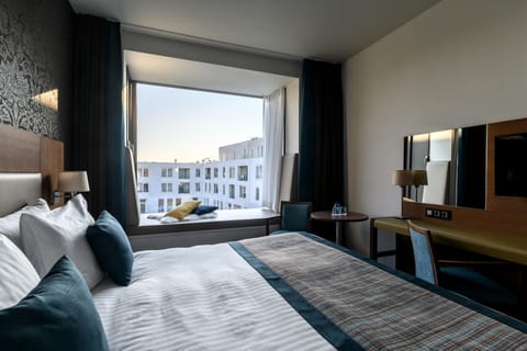 Executive Double Room, 1 Bedroom | Minibar, in-room safe, desk, soundproofing
