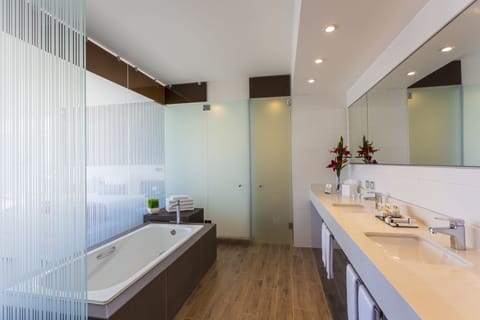 Junior Suite | Bathroom | Combined shower/tub, free toiletries, hair dryer, slippers