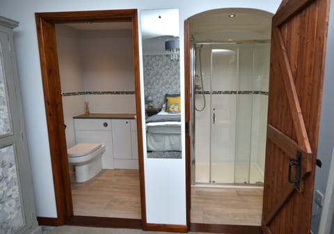 Suite, Ensuite (Oak) | Bathroom