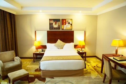 Deluxe Room | Egyptian cotton sheets, premium bedding, pillowtop beds, minibar