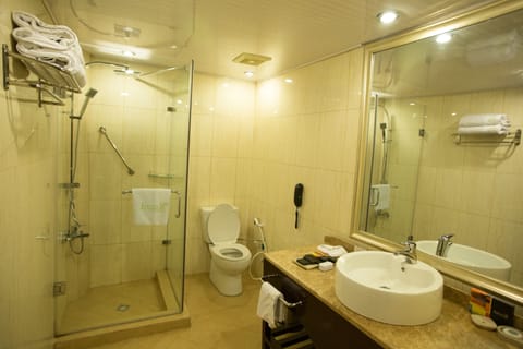 Junior Suite | Bathroom | Combined shower/tub, rainfall showerhead, free toiletries, hair dryer