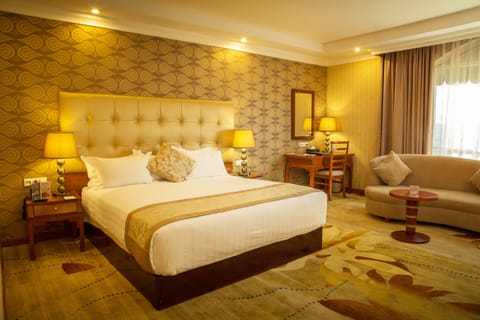 Junior Suite | Egyptian cotton sheets, premium bedding, pillowtop beds, minibar