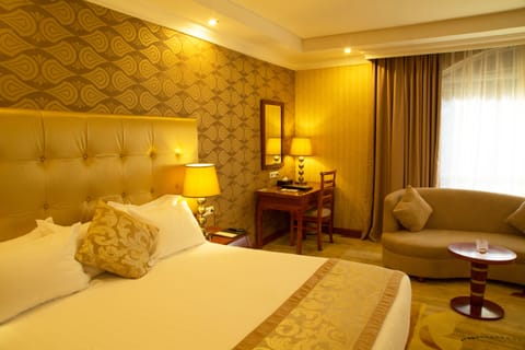 Junior Suite | Egyptian cotton sheets, premium bedding, pillowtop beds, minibar