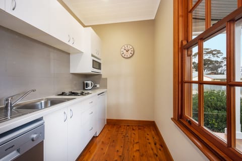 Premium Studio | Private kitchen | Stovetop, dishwasher, electric kettle, toaster