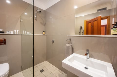 Premium Studio | Bathroom | Shower, free toiletries, hair dryer, towels