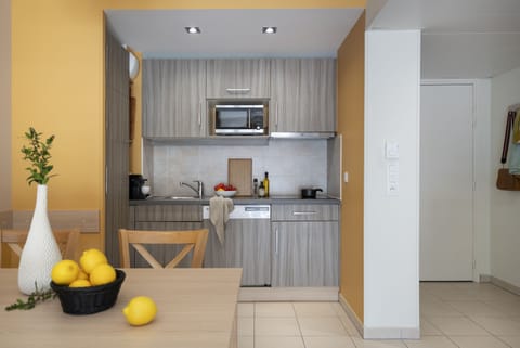 Apartment 6 people - 2 bedrooms - Balcony - South facing - Air Conditioning Renovated | Private kitchen | Fridge, microwave, oven, stovetop