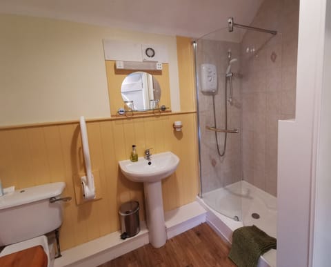 Superior Double Room, Accessible, Ensuite | Bathroom | Shower, free toiletries, hair dryer, towels