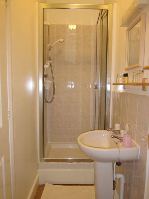 Double Room, Ensuite | Bathroom | Shower, free toiletries, hair dryer, towels