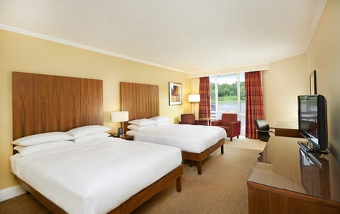Deluxe Twin Room | In-room safe, laptop workspace, blackout drapes, iron/ironing board