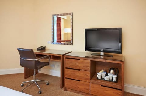 In-room safe, laptop workspace, blackout drapes, iron/ironing board