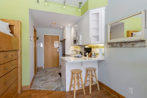 Studio | Private kitchen | Fridge, microwave, dishwasher, coffee/tea maker