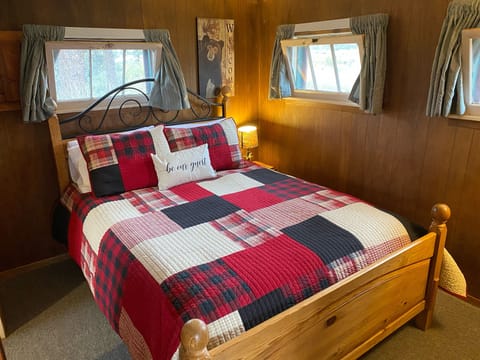 Comfort Cabin, 1 Bedroom, Kitchen, Lake View | Individually decorated, individually furnished, free WiFi, bed sheets