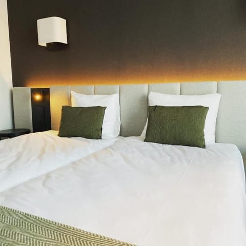 Comfort Double Room | Minibar, desk, soundproofing, iron/ironing board