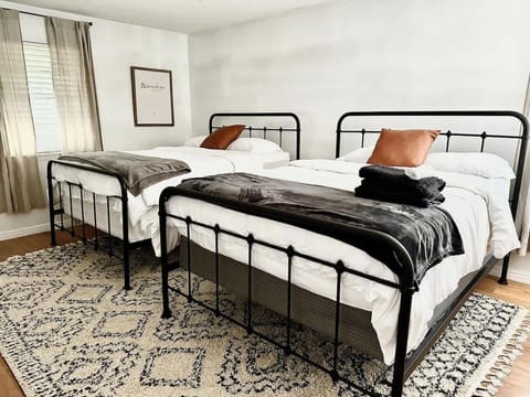 [Side B] (Bedroom 3) 2 Queen Beds