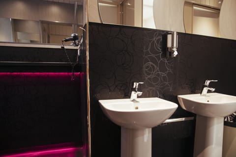 Basic Shared Dormitory, Shared Bathroom | Bathroom | Towels