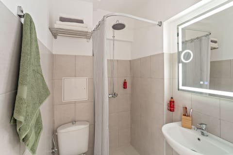 Shower, rainfall showerhead, free toiletries, hair dryer