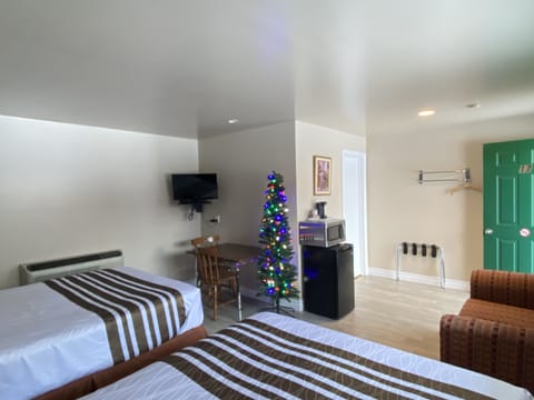 Comfort Room, 2 Queen Beds, Non Smoking, Lake View | Iron/ironing board, free WiFi, bed sheets