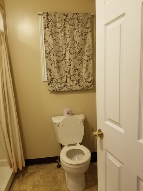 Comfort Room, 2 Queen Beds, Non Smoking, Lake View | Bathroom | Towels