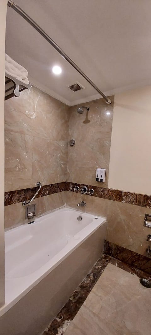 Executive Room | Bathroom | Bathtub, hair dryer, towels, soap