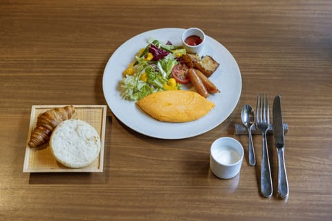 Daily cooked-to-order breakfast (JPY 3850 per person)