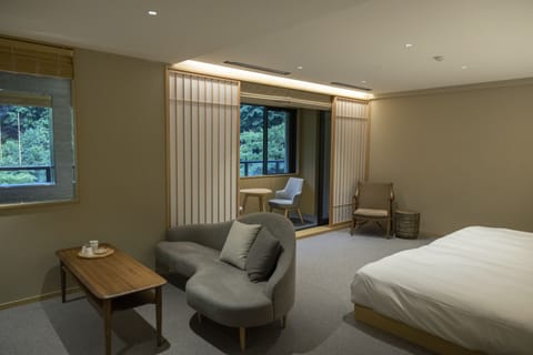 Executive Suite Twin, Non Smoking | Free minibar, in-room safe, soundproofing, free WiFi