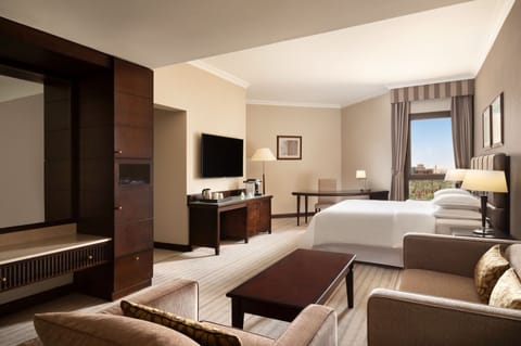 Junior Suite, 1 Bedroom | Minibar, in-room safe, desk, soundproofing