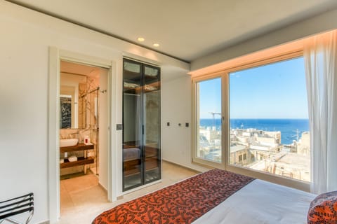 Deluxe Suite with Seaview | Premium bedding, pillowtop beds, in-room safe, individually furnished