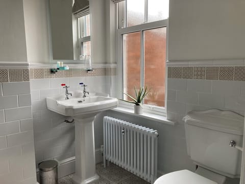 Luxury Double Room | Bathroom | Shower, rainfall showerhead, free toiletries, hair dryer