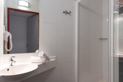 Quadruple Room | Bathroom | Shower, free toiletries, hair dryer, towels