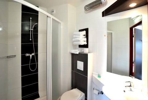 Superior Double Room | Bathroom | Shower, free toiletries, hair dryer, towels