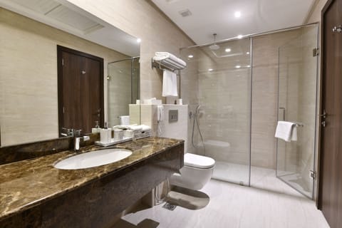 Deluxe Suite | Bathroom | Shower, hair dryer, slippers, bidet