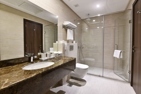 Deluxe Suite | Bathroom | Shower, hair dryer, slippers, towels