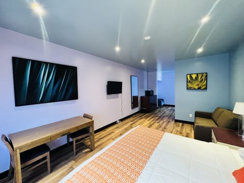 Signature Suite, 1 King Bed | WiFi, bed sheets