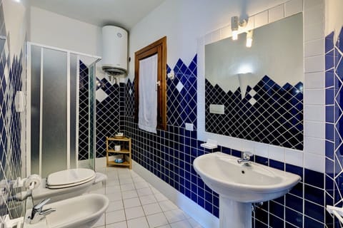 Premium Studio | Bathroom | Shower, rainfall showerhead, hair dryer, bidet