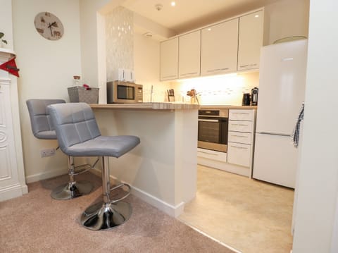 Cottage | Private kitchen | Fridge, electric kettle, toaster, cookware/dishes/utensils